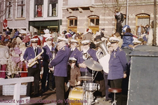 862340 Afbeelding van het Utrechtse straatorkest 'De Veermannen' (Utrechts Stadskapel), bij de intocht van Sinterklaas ...